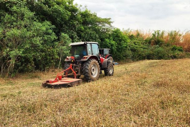 Servi&ccedil;o de ro&ccedil;agem realizado na zona rural do munic&iacute;pio