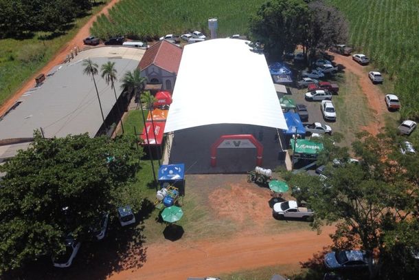 Associados e t&eacute;cnicos da Norplan durante a 3&ordf; Vitrine de Variedades em Pen&aacute;polis: evento promoveu o interc&acirc;mbio de conhecimentos e a demonstra&ccedil;&atilde;o de novas tecnologias para o setor canavieiro regional