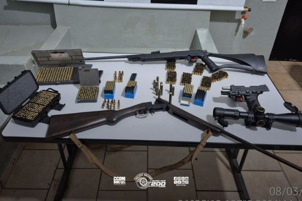 Policiais localizaram tr&ecirc;s armas e centenas de muni&ccedil;&otilde;es durante vistoria na propriedade.