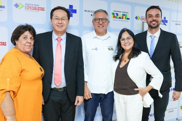Vereadora Professora Jandineia, professor Bruno, vice-prefeito Rubinho Bertolini e a secret&aacute;ria municipal de Educa&ccedil;&atilde;o, Neira Pinheiro, em reuni&atilde;o com o ministro da Sa&uacute;de, Alexandre Padilha, em Bras&iacute;lia