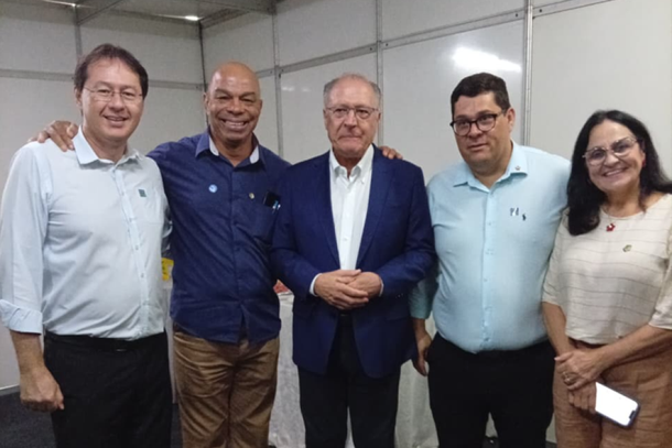 Da esquerda para a direita: Rubinho Bertolini, Roberto Delfino, Geraldo Alckmin, Eduardo Cunha, Professora Jandin&eacute;ia