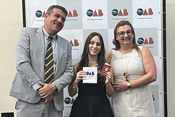 Foram entregues as carteiras profissionais aos seguintes bachar&eacute;is: Larissa Jacon, Ingrid Gouveia, Stephany Sayouri, Stephany Cordeiro, Kayki Higino e Aline Geraissate