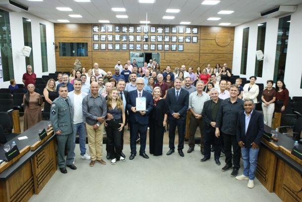 Marcos Nani com participantes na solenidade em sua homenagem.