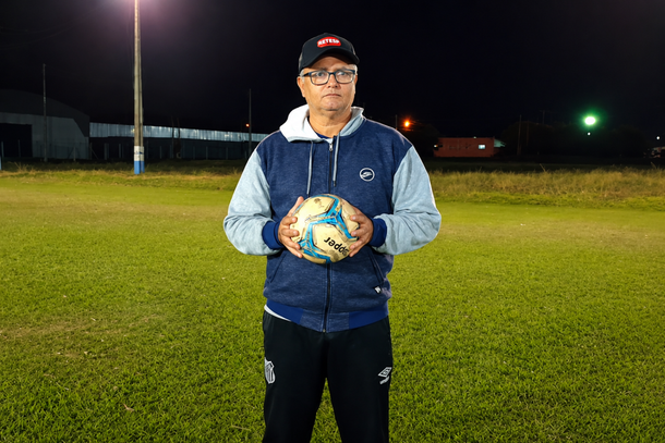 Ex-jogador e professor volunt&aacute;rio de futebol Mauro Fernando Pereira, o Nandinho, do projeto 4 Linhas, receber&aacute; a Medalha Ayrton Senna