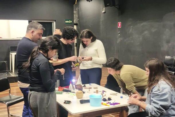 A Resid&ecirc;ncia Art&iacute;stica visa capacitar os participantes na constru&ccedil;&atilde;o das caixas c&ecirc;nicas e dramaturgia do teatro lambe-lambe