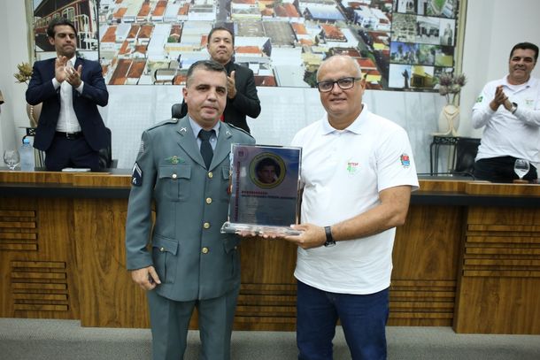 Professor de futebol volunt&aacute;rio Mauro Fernando Pereira, o Nandinho, recebeu  a Medalha Ayrton Senna atrav&eacute;s do vereador Policial Faleiros