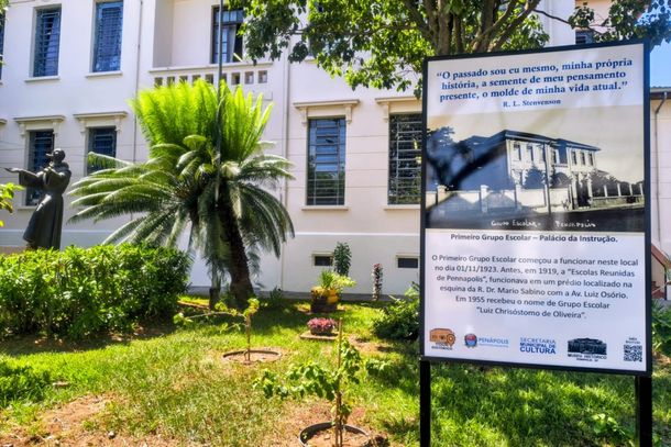 Com a realiza&ccedil;&atilde;o da 24&ordf; Semana Nacional de Museus, de 18 a 24 de maio, a Secretaria de Cultura e o Museu Hist&oacute;rico e Pedag&oacute;gico &ldquo;Memorialista Gl&aacute;ucia Maria de Castilho Mu&ccedil;ou&ccedil;ah Brand&atilde;o&rdquo; retomam as atividades do projeto &ldquo;Tour Hist&oacute;rico Cultural&rdquo;, com passeio de trenzinho gratuito &agrave; comunidade, percorrendo o Centro Hist&oacute;rico de Pen&aacute;polis.  A retomada do projeto acontece no pr&oacute;ximo domingo, dia 24 de maio, marcando o encerramento das atividades da Semana de Museus. O in&iacute;cio do passeio est&aacute; previsto para as 9h, em frente ao Museu Hist&oacute;rico e Pedag&oacute;gico (Pra&ccedil;a 9 de Julho, 150 &ndash; centro).  Para passear de trenzinho e conhecer um pouco mais sobre a hist&oacute;ria da nossa cidade, &eacute; necess&aacute;rio fazer o agendamento pr&eacute;vio pelo telefone/whatsapp (18)3652.7034. As vagas para o passeio s&atilde;o limitadas. Durante o percurso, a equipe do Museu Hist&oacute;rico far&aacute; explana&ccedil;&otilde;es sobre as peculiaridades da hist&oacute;ria da cidade, atrav&eacute;s de fatos curiosos da oralidade de seus cidad&atilde;os. O percurso tem em m&eacute;dia dura&ccedil;&atilde;o de 30 minutos.   Pain&eacute;is hist&oacute;ricos O Projeto &ldquo;Tour Hist&oacute;rico Cultural&rdquo; consiste em um passeio pelo centro hist&oacute;rico de Pen&aacute;polis, percorrendo os principais pontos de relev&acirc;ncia hist&oacute;rica da cidade. Nestes locais, foram instalados pain&eacute;is hist&oacute;ricos com fotografias antigas e textos informativos que revelam como eram esses locais no passado.  O projeto iniciou em 2008, ano do Centen&aacute;rio de Pen&aacute;polis, com visitas mediadas, voltadas especialmente aos estudantes. Em 2026, a Prefeitura de Pen&aacute;polis retoma o &ldquo;Tour Hist&oacute;rico Cultural&rdquo;, com a instala&ccedil;&atilde;o de 16 novos pain&eacute;is, confeccionados em estrutura met&aacute;lica, com imagens e informa&ccedil;&otilde;es adesivadas e pel&iacute;cula de prote&ccedil;&atilde;o transparente.   Os atuais pain&eacute;is tamb&eacute;m possuem QR Code que direciona o visitante ao recurso de audiodescri&ccedil;&atilde;o, promovendo a acessibilidade para pessoas com defici&ecirc;ncia visual.  De acordo com a chefe de servi&ccedil;o dos Museus, Alessandra Jorge Nadai, o projeto remete &agrave;s lembran&ccedil;as de outras &eacute;pocas, desperta emo&ccedil;&otilde;es e possibilita percep&ccedil;&atilde;o da mudan&ccedil;a do espa&ccedil;o urbano. &ldquo;De forma interativa e curiosa, esse passeio pela cidade insere o patrim&ocirc;nio no dia a dia da comunidade e na constru&ccedil;&atilde;o da consci&ecirc;ncia hist&oacute;rica&rdquo;, destacou.  Para a instala&ccedil;&atilde;o dos novos pain&eacute;is hist&oacute;ricos, a Prefeitura contou com recursos de emenda impositiva da ex-vereadora Let&iacute;cia Sader, possibilitando a retomada deste projeto educativo e cultural.    Locais Ao todo foram instalados 16 pain&eacute;is hist&oacute;ricos nos principais pontos da cidade. S&atilde;o eles, a Pra&ccedil;a Nove de Julho; a E.E. &ldquo;Luiz Chris&oacute;stomo de Oliveira&rdquo;; Esta&ccedil;&atilde;o de Capta&ccedil;&atilde;o de &Aacute;gua; Museu do Sol; Primeiro Jardim P&uacute;blico (esquina da Rua Irm&atilde;os Chris&oacute;stomo de Oliveira com a Avenida Rui Barbosa); Segunda Esta&ccedil;&atilde;o Rodovi&aacute;ria (Unisam &ndash; Unidade de Sa&uacute;de Mental); Antiga Esta&ccedil;&atilde;o Ferrovi&aacute;ria; Primeira C&acirc;mara Municipal (Bazar Barateiro esquina da Rua S&atilde;o Francisco com a Avenida Rui Barbosa). Outros locais tamb&eacute;m contam com os pain&eacute;is, como o Santu&aacute;rio S&atilde;o Francisco de Assis; avenida Luiz Os&oacute;rio (Banco Credicitrus); Cine Theatro Avenida/Cine Theatro S&atilde;o Benedito (Banco Santander); Primeira Esta&ccedil;&atilde;o Rodovi&aacute;ria (Correios); Pra&ccedil;a &ldquo;Dr. Carlos Sampaio Filho&rdquo; (pra&ccedil;a e escola); Cine S&atilde;o Joaquim (N&uacute;cleo Acad&ecirc;mico Cultura da Funepe); Primeira Casa de Pen&aacute;polis &ndash; Museu S&atilde;o Francisco de Assis e Igreja Nossa Senhora Aparecida. 