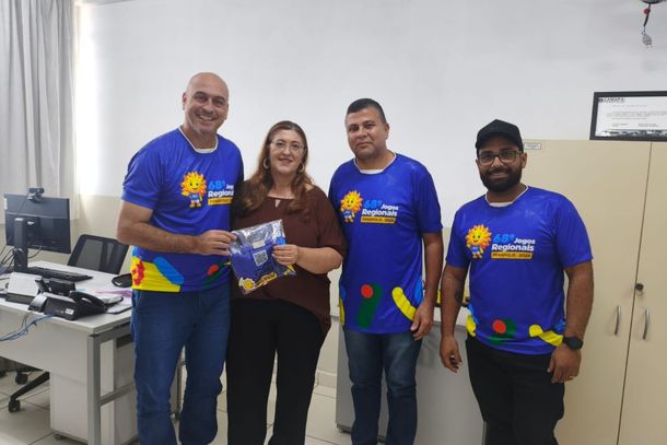 Secret&aacute;rio Perez e sua equipe respons&aacute;vel pela supervis&atilde;o de alojamentos, durante encontro com a dirigente Ang&eacute;lica