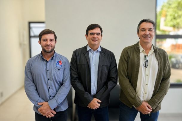 Da esquerda para a direita: Jo&atilde;o Gustavo (tesoureiro), Evandro Leite (presidente), Francisco Carraretto (vice-presidente)