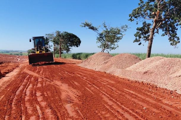 A Prefeitura atua para garantir boa trafegabilidade e escoamento adequado da produ&ccedil;&atilde;o rural da regi&atilde;o