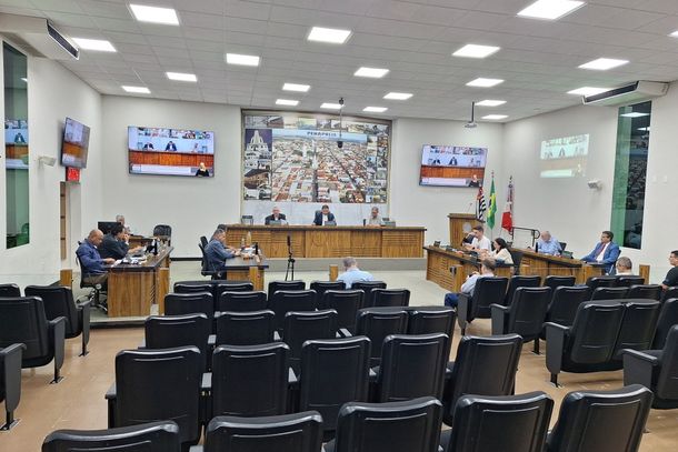 Entre outros projetos , a C&acirc;mara Municipal de Pen&aacute;polis votar&aacute; em 2&ordf; e &uacute;ltima discuss&atilde;o a Lei das Diretrizes Or&ccedil;ament&aacute;rias (LDO) de 2027'