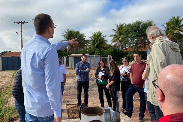 Durante o percurso, o presidente do DAEP, Carlos Alberto Bachiega, e o diretor de &Aacute;gua, Esgoto e Drenagem, Daniel Vitor Souto, detalharam as etapas j&aacute; conclu&iacute;das e os procedimentos que ainda est&atilde;o sendo executados para que o sistema entre em opera&ccedil;&atilde;o nos pr&oacute;ximos meses