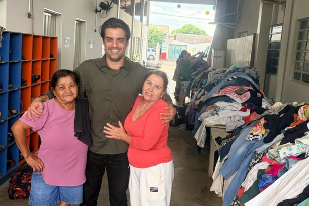Todas as doa&ccedil;&otilde;es feitas pela comunidade s&atilde;o revertidas para as fam&iacute;lias que receberam roupas, cal&ccedil;ados e cobertores