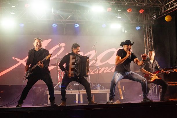 O p&uacute;blico compareceu em peso ao show do grupo Alma Serrana, dan&ccedil;ando e se divertindo ao som de muito forr&oacute; e sertanejo
