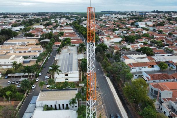 Vista da torre da Rede Legislativa em Pen&aacute;polis, respons&aacute;vel pela distribui&ccedil;&atilde;o da TV C&acirc;mara (canal 8.3) e de outros 7 canais p&uacute;blicos digitais em sinal aberto