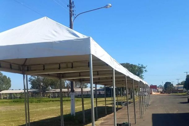 Desde o in&iacute;cio da semana, funcion&aacute;rios trabalham no processo de montagem da estrutura e decora&ccedil;&atilde;o da Festa Junina 