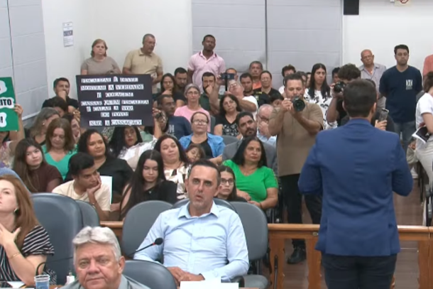 Robson Peres (de costas, em p&eacute;) discursa durante a sess&atilde;o