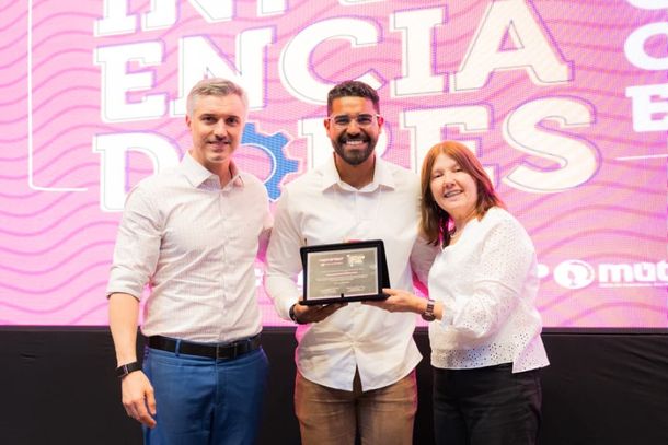 Vinicius Marchese (&agrave; esq.), engenheiro penapolense Pedro Neto (ao centro) e L&iacute;gia Mackey (&agrave; dir.)