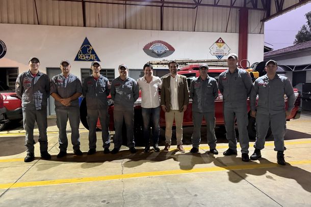 O ve&iacute;culo &eacute; equipado com implemento espec&iacute;fico para o combate a inc&ecirc;ndios florestais e ocorr&ecirc;ncias de salvamento