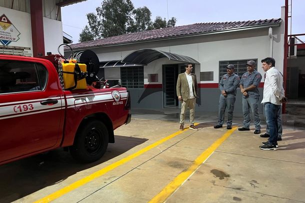 O ve&iacute;culo &eacute; equipado com implemento espec&iacute;fico para o combate a inc&ecirc;ndios florestais e ocorr&ecirc;ncias de salvamento