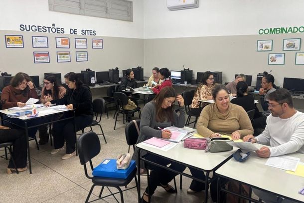 Professores analisam as sondagens de escrita e matem&aacute;tica e fazem lan&ccedil;amento no sistema