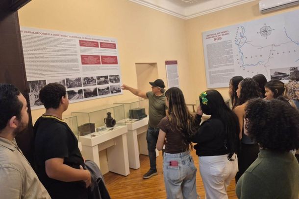 Ap&oacute;s atividade te&oacute;rica, participantes receberam grupo de alunos para pr&aacute;tica de Educa&ccedil;&atilde;o Antirracista em visita monitorada pelos museus 