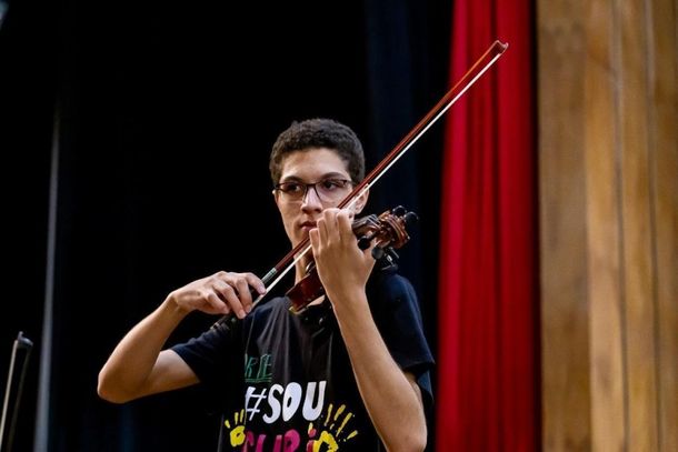Aluno de violino do GURI