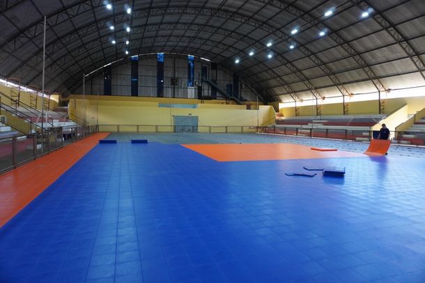 A quadra com 836 metros quadrados est&aacute; recebendo novo piso modular