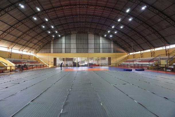 A quadra com 836 metros quadrados est&aacute; recebendo novo piso modular