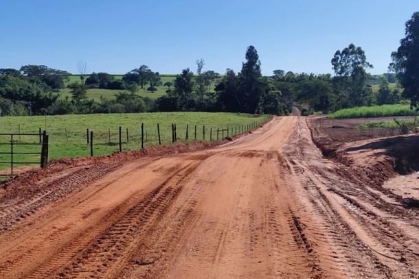 As equipes trabalham no levantamento do leito e na implanta&ccedil;&atilde;o de estruturas que impe&ccedil;am o ac&uacute;mulo de &aacute;gua