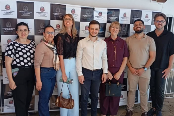 Pedro Sanches (&uacute;ltimo &agrave; direita), Andrezza Rosal&eacute;m (Secret&aacute;ria de Desenvolvimento Social de S&atilde;o Paulo, terceira da esquerda para a direita) e autoridades presentes