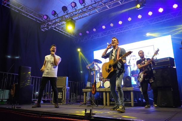 A dupla Evandro & Juninho comanda o show de abertura do evento