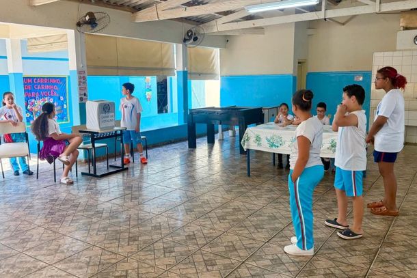 O p&aacute;tio da escola foi transformado em se&ccedil;&atilde;o eleitoral, com direito &agrave; mes&aacute;rios, fiscais, cabine de vota&ccedil;&atilde;o e urna eletr&ocirc;nica