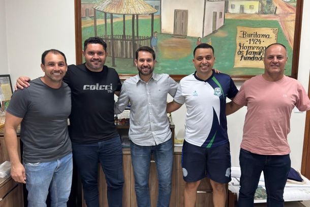 Equipe do governo municipal e da organiza&ccedil;&atilde;o do evento