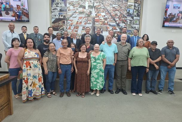 Vereadores, funcion&aacute;rios da Emurpe e presidente do Sindicato dos Servidores Municipais, Maria Jos&eacute; Francelino na segunda-feira ap&oacute;s aprova&ccedil;&atilde;o de projeto 