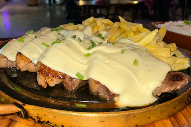 Deliciosas por&ccedil;&otilde;es de carne com muito queijo e batata frita