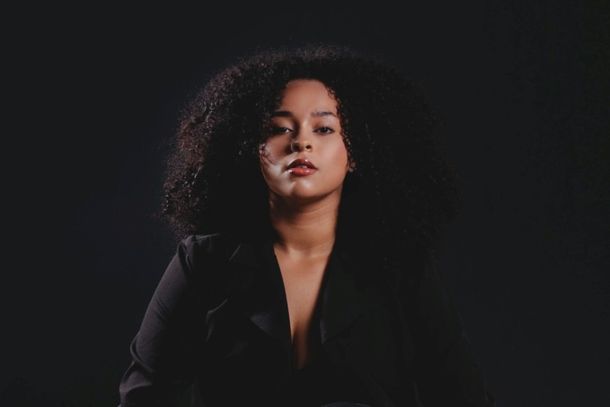 O espet&aacute;culo costura depoimentos reais de mulheres &agrave;s can&ccedil;&otilde;es de grandes int&eacute;rpretes da m&uacute;sica popular brasileira