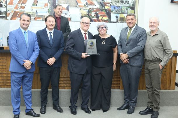 Dr. Wagner Castilho Sugano, ao lado sua esposa Neia, recebeu honraria atrav&eacute;s dos vereadores Ivan Sammarco e Dr. Rodolfo, vice-prefeito Rubinho e presidente da OAB de Pen&aacute;polis, Evandro Bertaglia Silveira