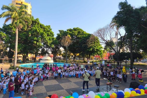 A primeira a&ccedil;&atilde;o da Semana do Beb&ecirc; aconteceu na Pra&ccedil;a Carlos Sampaio com a presen&ccedil;a de alunos da rede municipal e particular