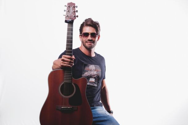 Show com o cantor Marcel Peres encerra as atra&ccedil;&otilde;es da 5&ordf; Festa dos Imigrantes 