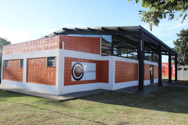 Casa da Juventude &eacute; um espa&ccedil;o de refer&ecirc;ncia social pedag&oacute;gica, para m&uacute;ltiplas aprendizagens e integra&ccedil;&atilde;o dos jovens