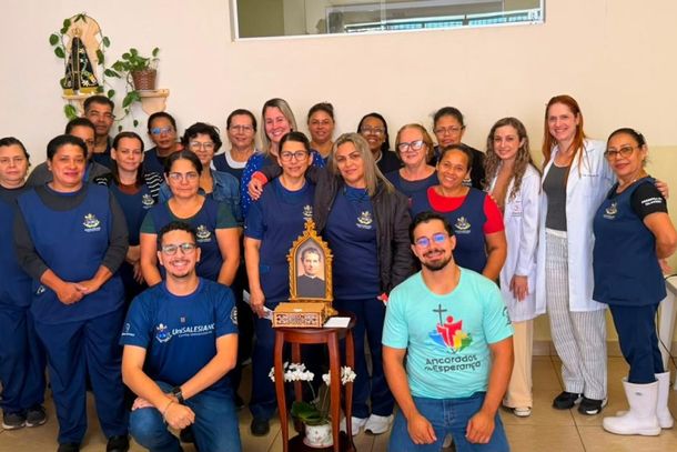 Ao chegar a cada setor, a equipe da Pastoral Universit&aacute;ria re&uacute;ne os colaboradores para um momento de espiritualidade