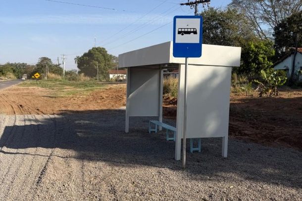 Nas proximidades do ponto de &ocirc;nibus tamb&eacute;m foram feitas sinaliza&ccedil;&otilde;es de tr&acirc;nsito