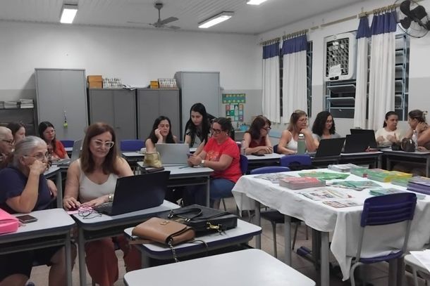 A escolha dos livros did&aacute;ticos &eacute; feita com a participa&ccedil;&atilde;o de todos os professores de 1&ordm; ao 5&ordm; Anos das escolas de Ensino Fundamental