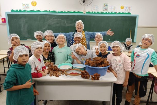 Alunos vivenciam o processo de produ&ccedil;&atilde;o do colorau 