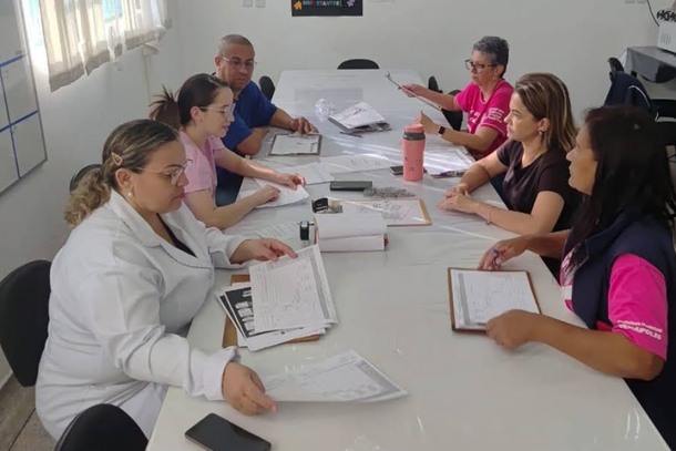 Equipe da Sa&uacute;de est&aacute; fazendo a confer&ecirc;ncia das carteiras de vacina&ccedil;&atilde;o das crian&ccedil;as e adolescentes nas escolas