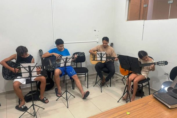 As aulas de viol&atilde;o s&atilde;o direcionadas a pessoas com idade a partir de 7 anos 