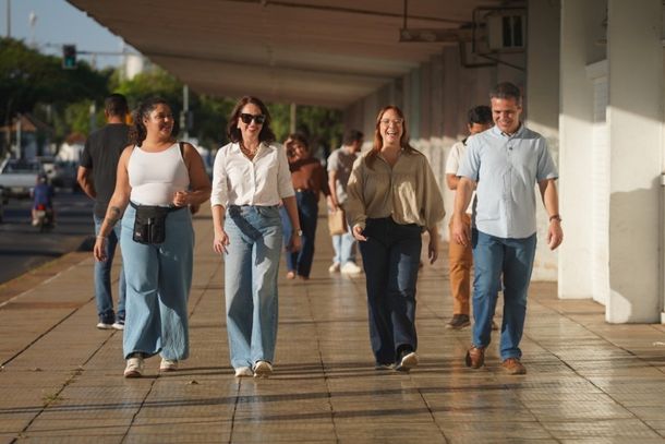 Secret&aacute;ria estadual da Cultura visita obras de restauro da antiga Casa do Engenheiro Chefe, em Ara&ccedil;atuba