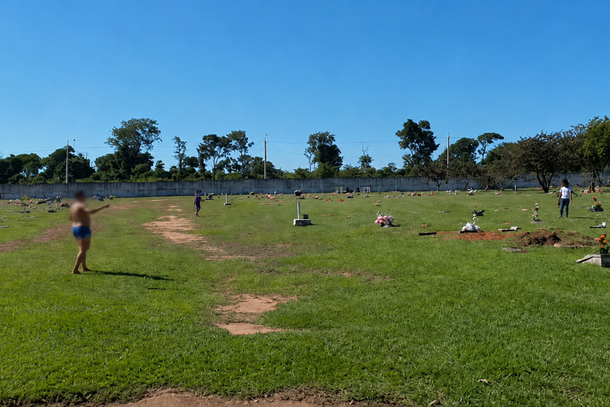 Imagens apresentadas pelo vereador Tiquinho mostram pessoas utilizando o Cemit&eacute;rio Jardim da Paz para soltar pipas.