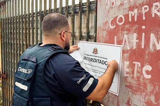 Agentes interditam estabelecimentos